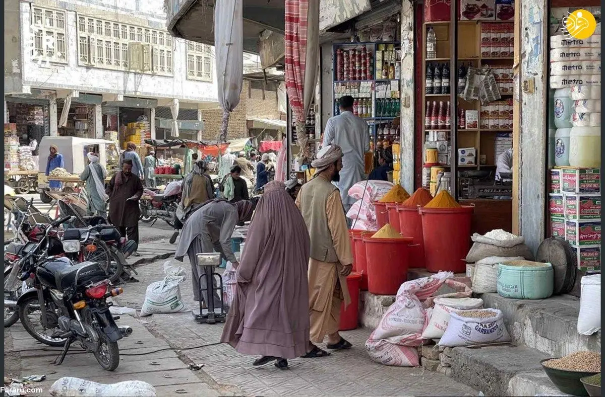(تصاویر) زنان در بازار قندهار با حجاب و برقع کامل
