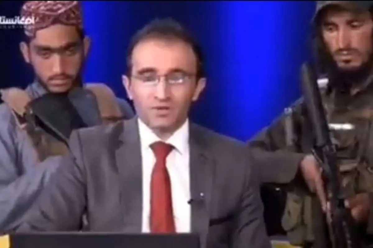 (ویدئو) فرمانده طالبان با محافظان مسلح در برنامه تلویزیونی!