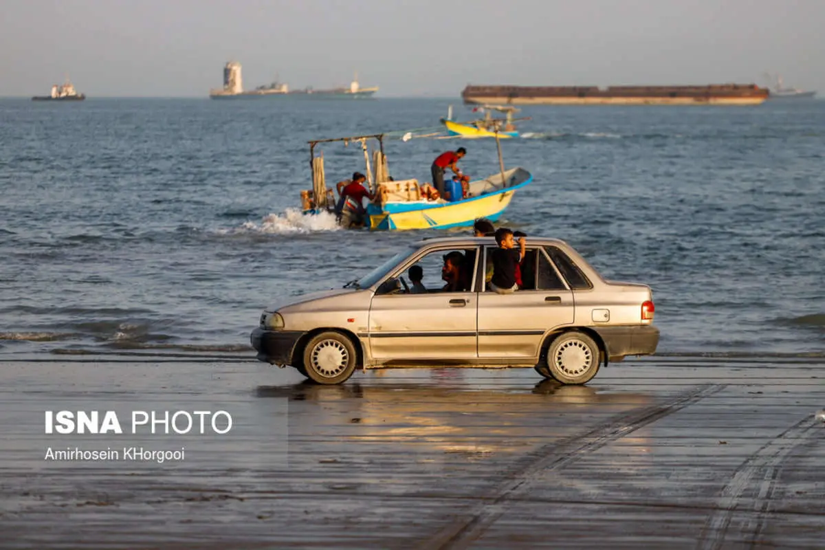 (تصاویر) ساحل خلیج فارس زیر چرخ خودرو‌ها