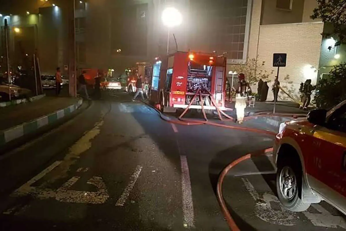 آتش سوزی مجتمع تجاری-مسکونی ۱۷ طبقه در خیابان آزادی