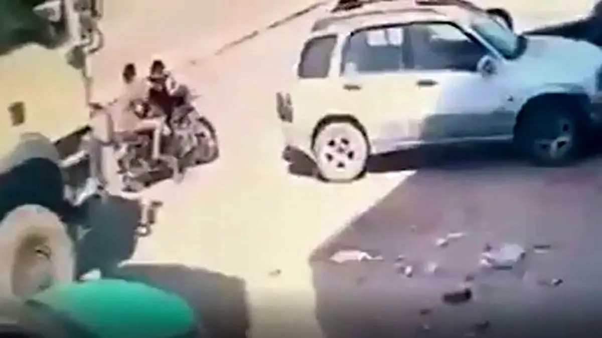 نجات معجزه‌آسای یک موتورسوار از مرگ حتمی