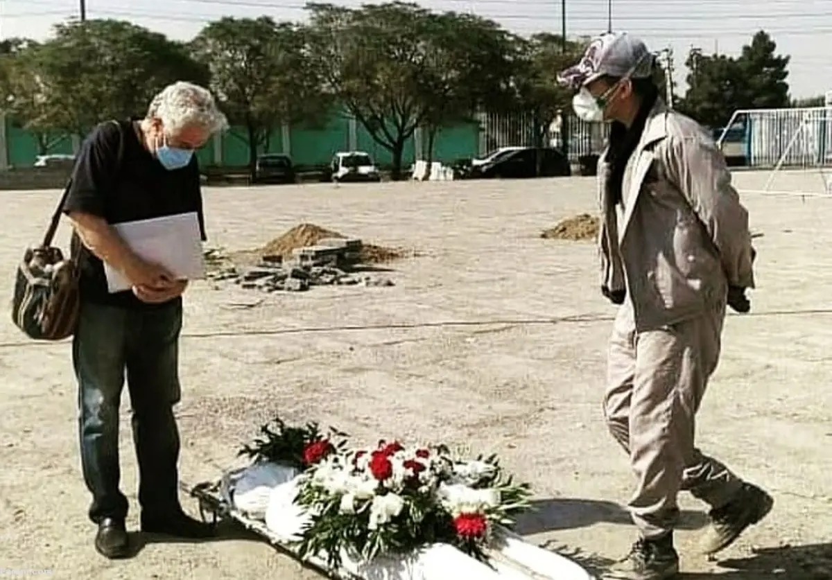 (عکس) نگاه غم انگیز کاظم هژیرآزاد به پیکر پسرش