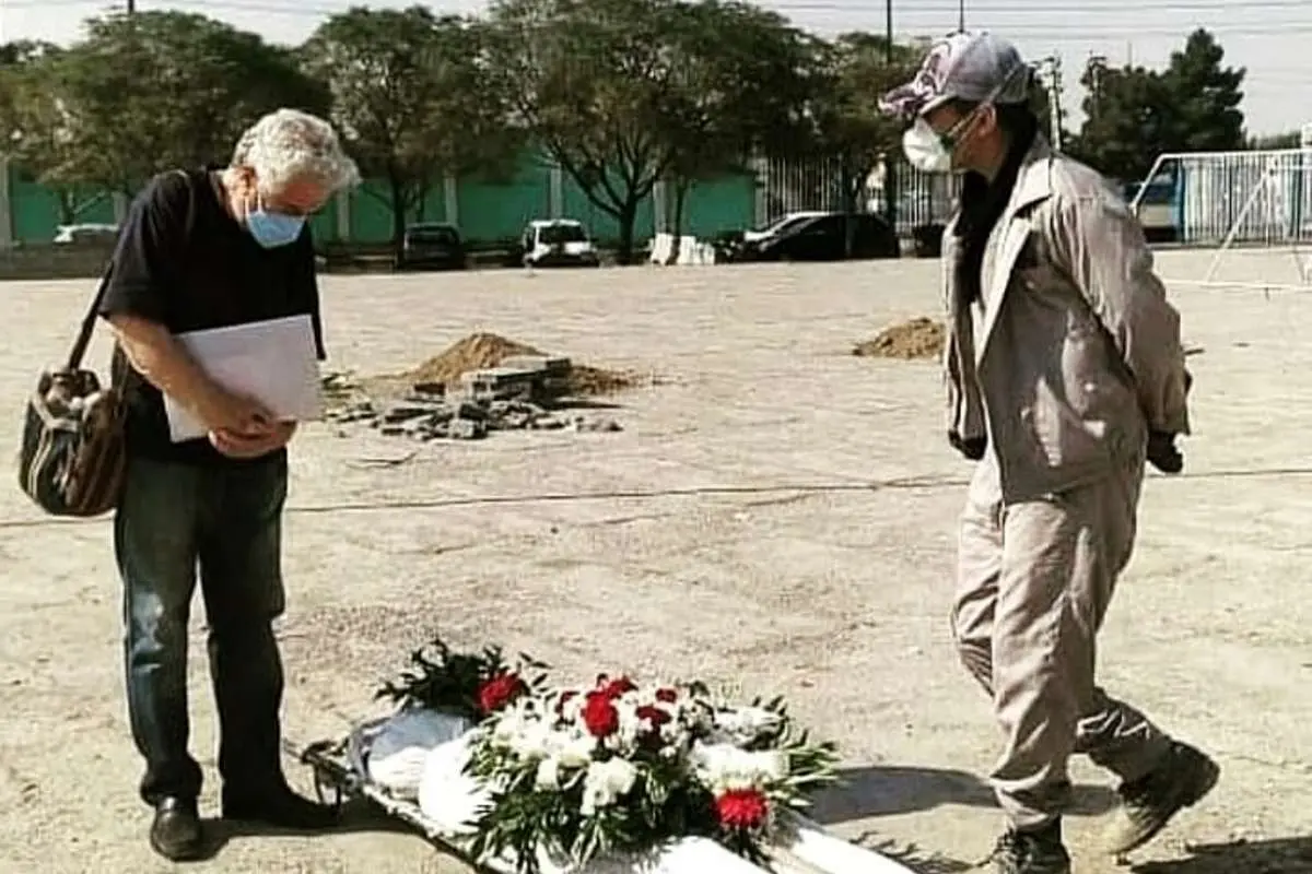 (عکس) نگاه غم انگیز کاظم هژیرآزاد به پیکر پسرش