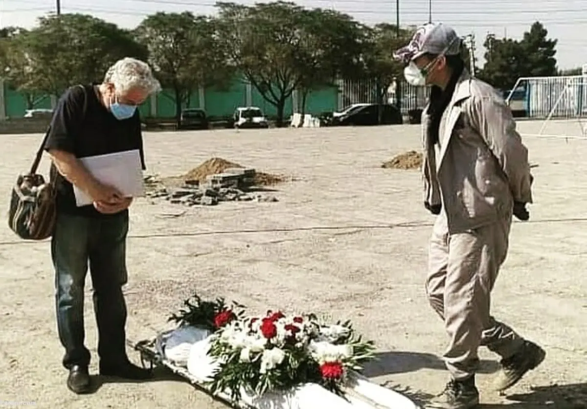 (عکس) نگاه غم انگیز کاظم هژیرآزاد به پیکر پسرش