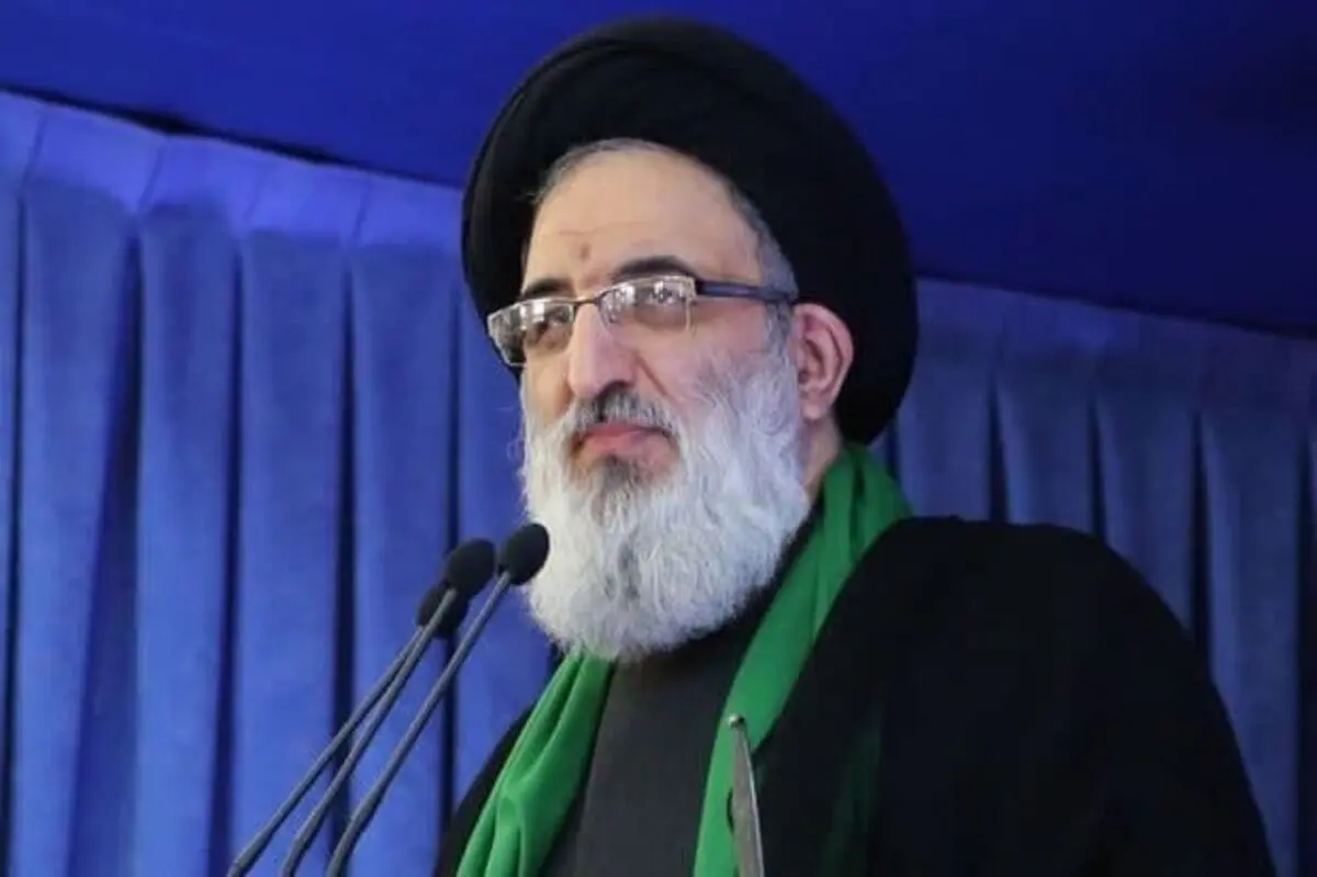 امام جمعه کرج: بانوان به جای مادر شدن، سگ به دست در خیابان‌ پرسه می‌زنند