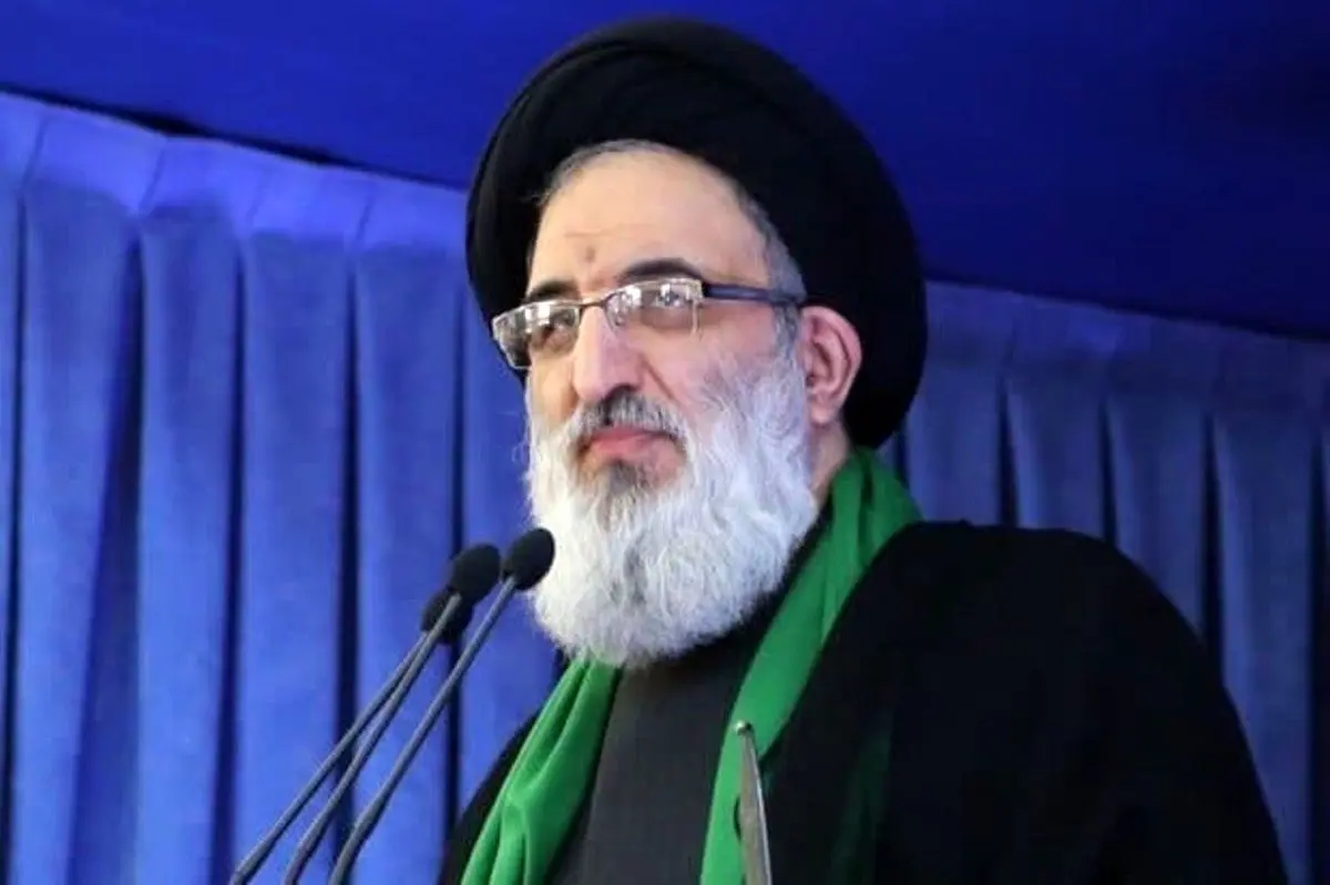 امام جمعه کرج: بانوان به جای مادر شدن، سگ به دست در خیابان‌ پرسه می‌زنند