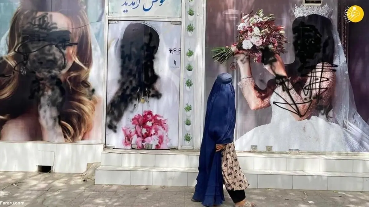 (ویدئو) پوشاندن تصاویر چهره زنان در خیابان‌های کابل