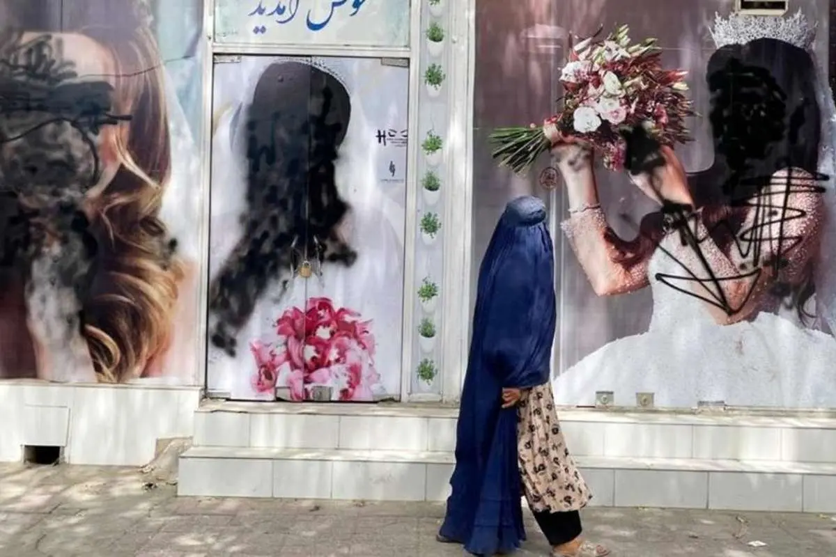 (ویدئو) پوشاندن تصاویر چهره زنان در خیابانهای کابل