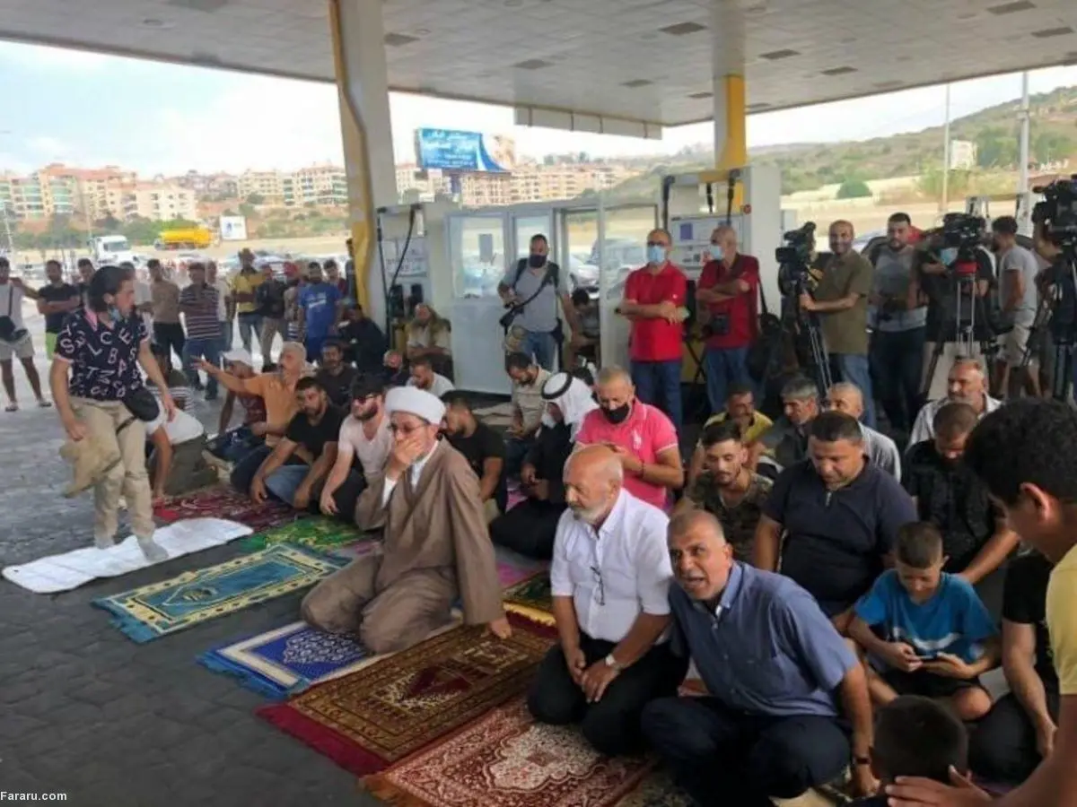 (ویدئو) نماز جمعه در پمپ بنزین!