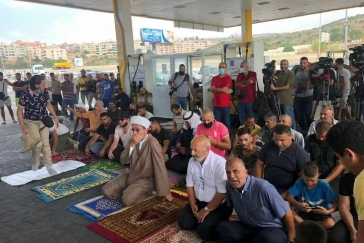 (ویدئو) نماز جمعه در پمپ بنزین!