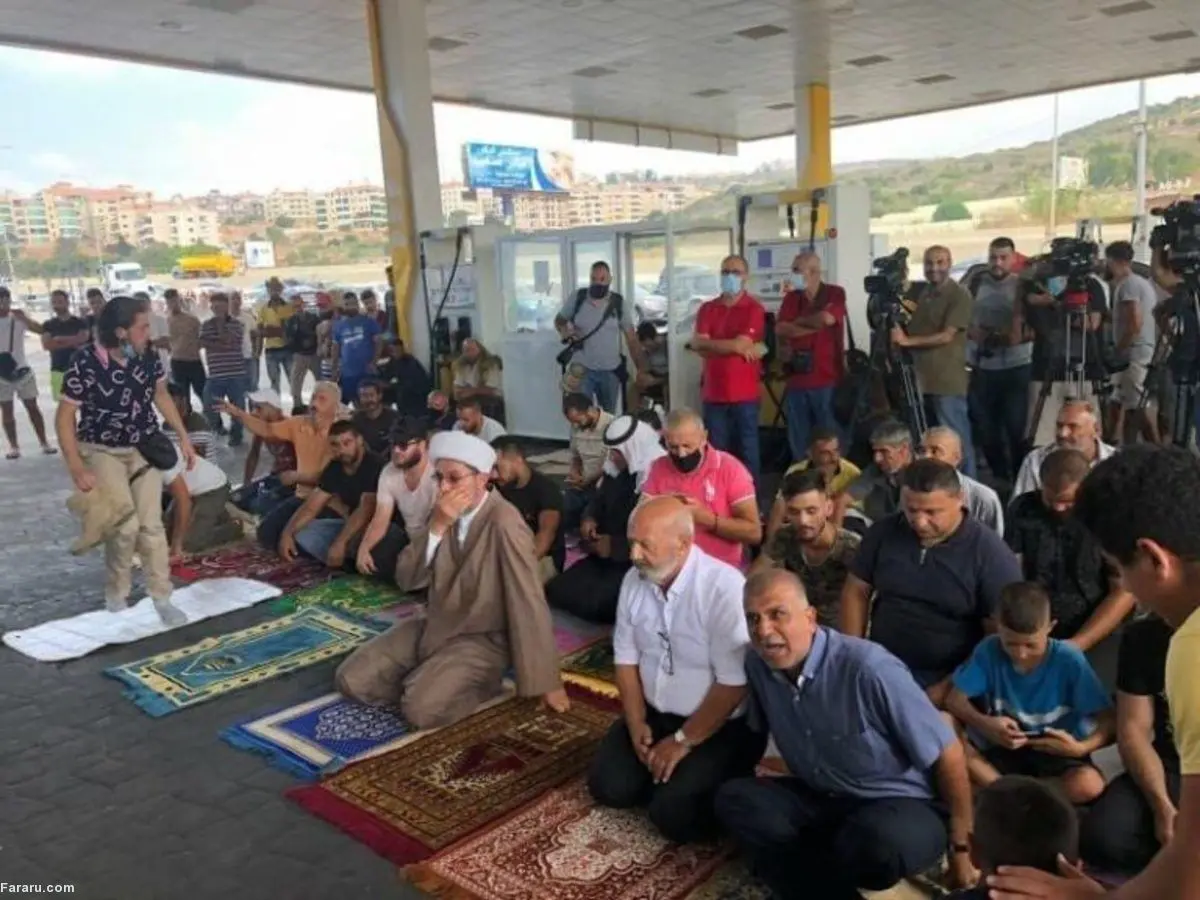 (ویدئو) نماز جمعه در پمپ بنزین!