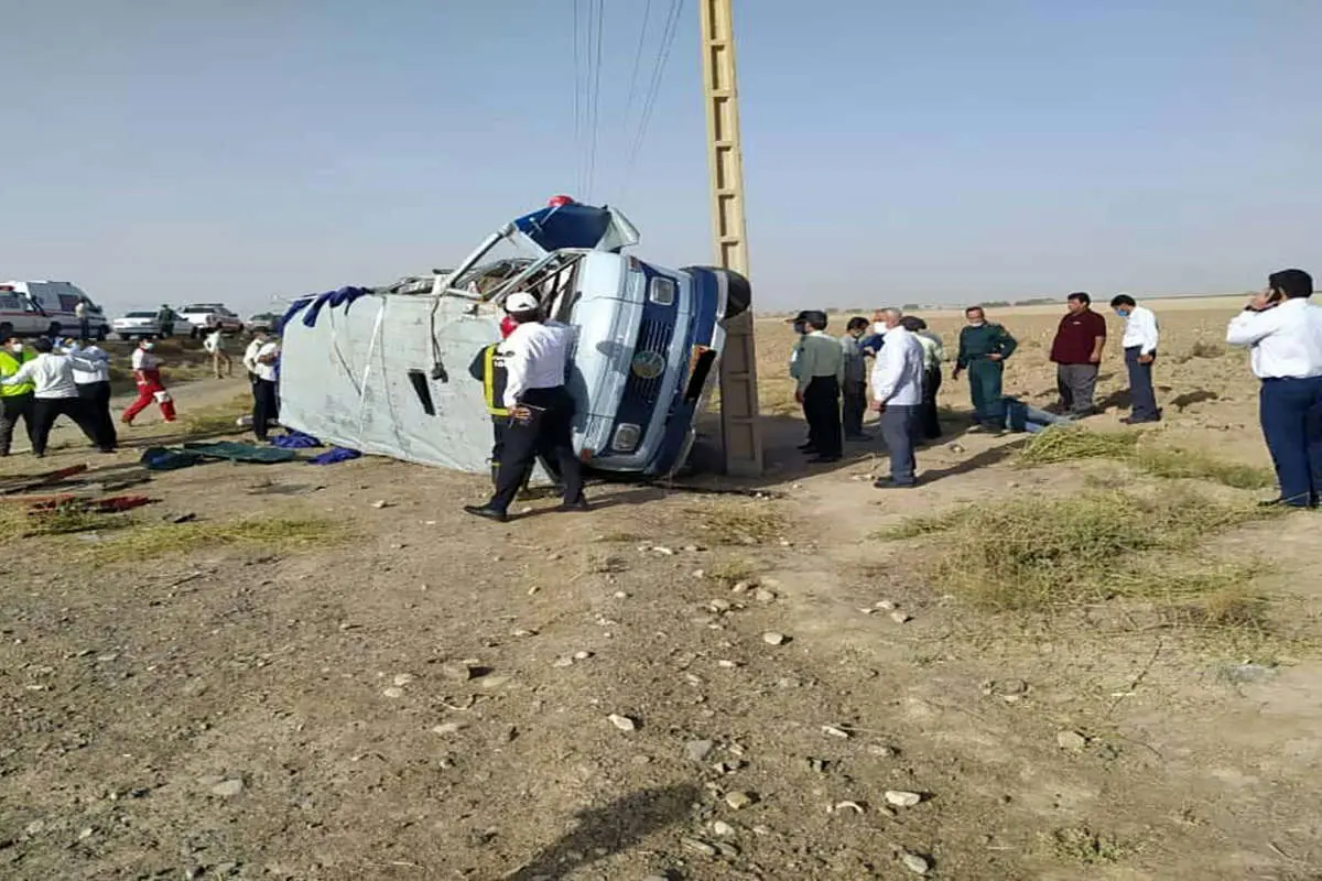 یک کشته و ۱۲ مصدوم در حادثه واژگونی مینی بوس