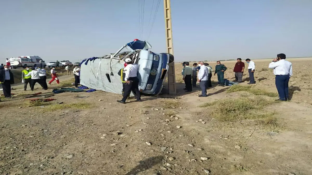 یک کشته و ۱۲ مصدوم در حادثه واژگونی مینی بوس