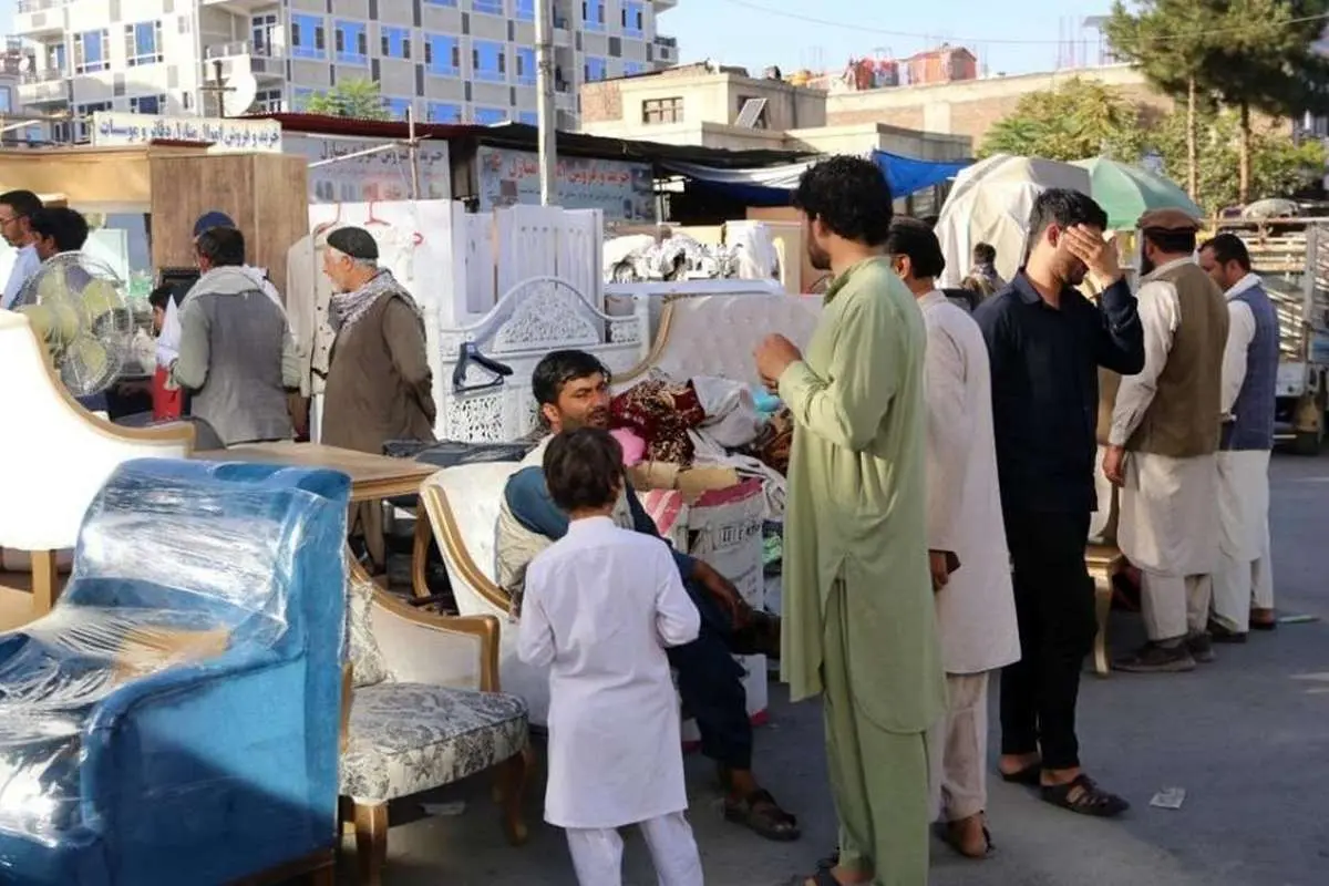 (تصاویر) افزایش فقر در افغانستان؛ مردم وسایل خانه را میفروشند