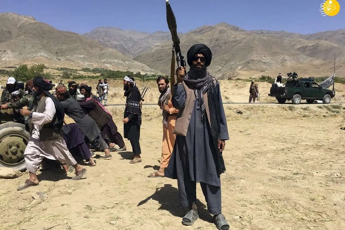 (ویدئو +16) طالبان یک مبارز پنجشیری را پس از آخرین نماز اعدام کرد