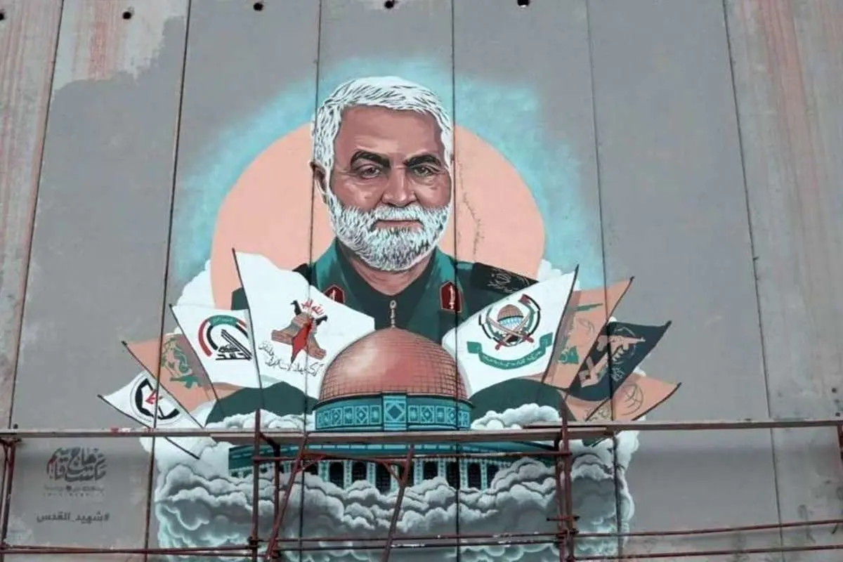 (عکس) نقاشی چهره سردار سلیمانی روی دیوار مرزی لبنان