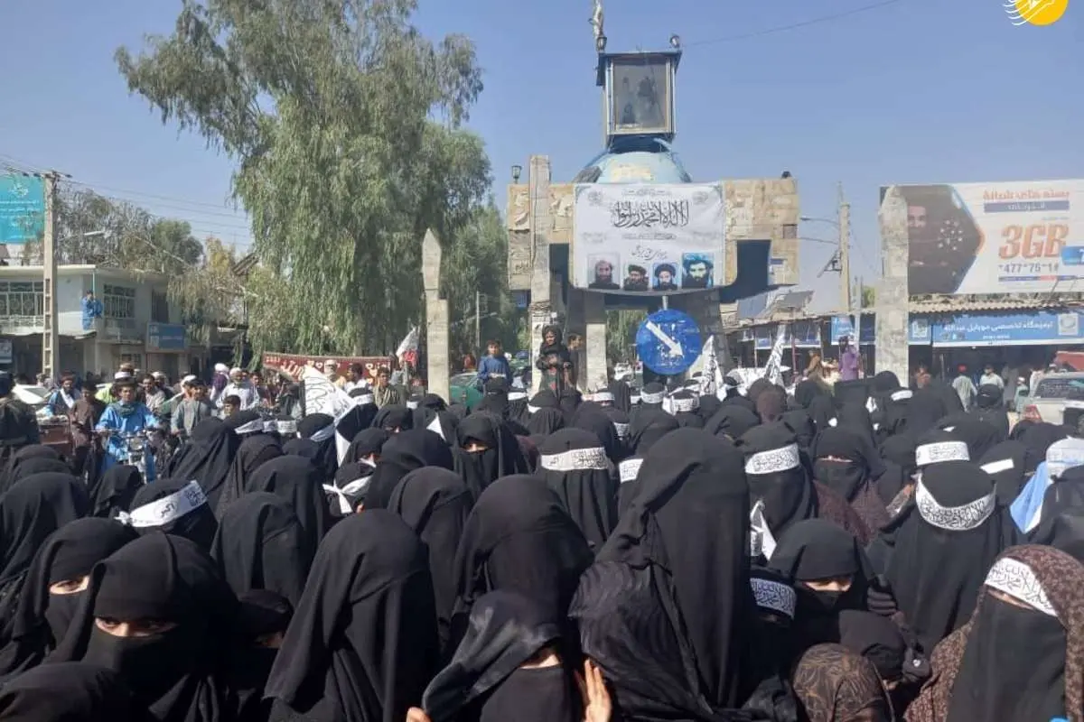 (عکس) طالبان زنان طرفدار خود را به خیابان کشاند