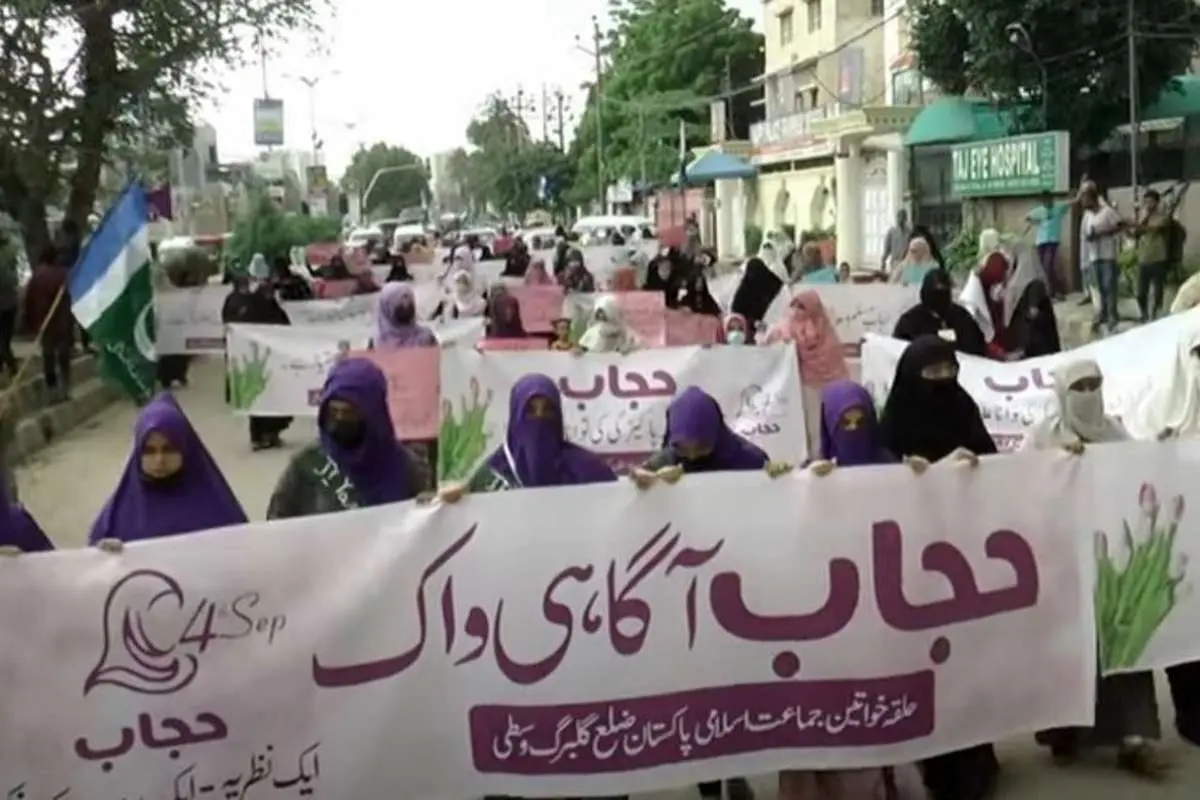 (ویدئو) تظاهرات زنان پاکستانی در حمایت از حجاب اجباری