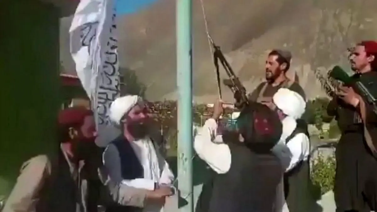 (تصویر) طالبان پرچمش را در پنجشیر برافراشت