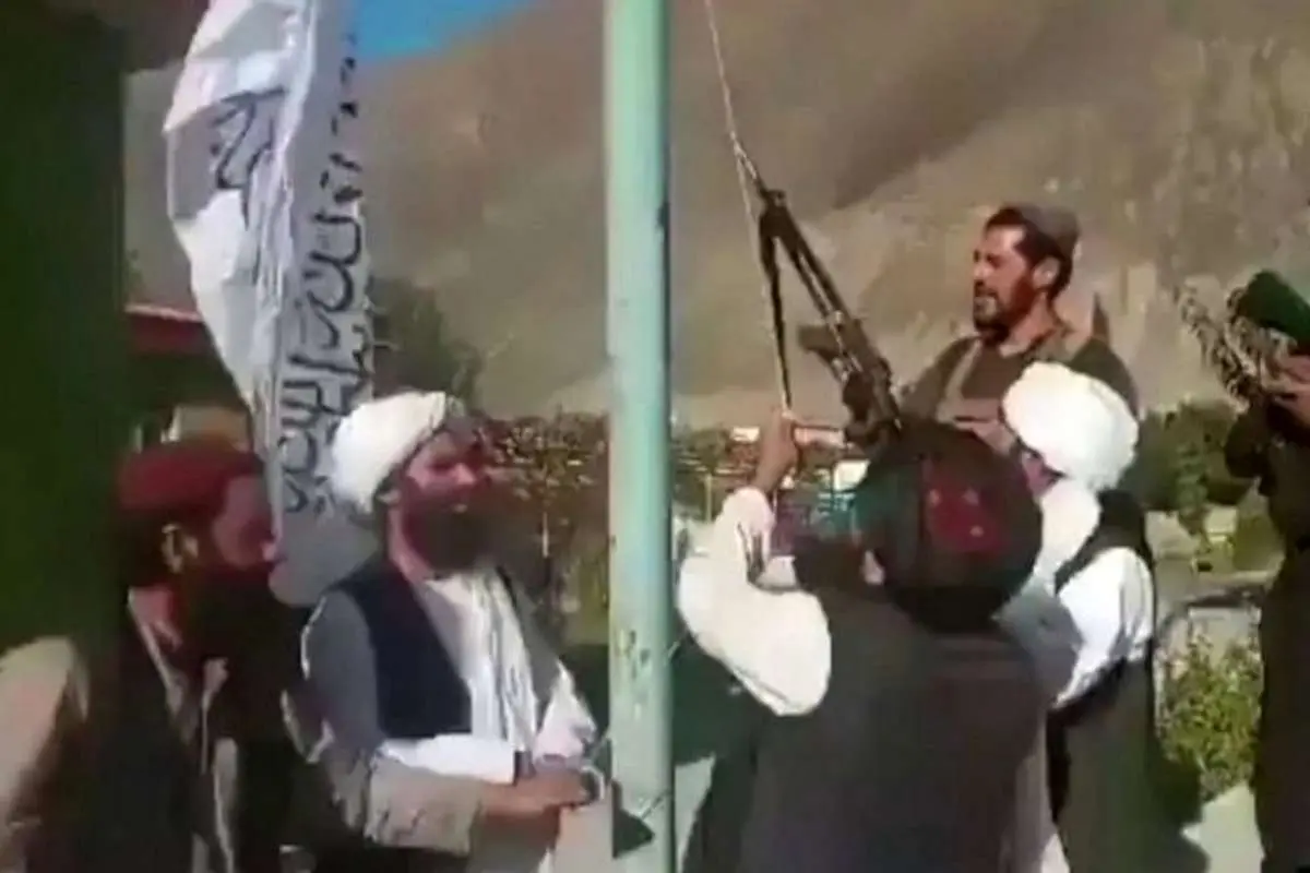 (تصویر) طالبان پرچمش را در پنجشیر برافراشت