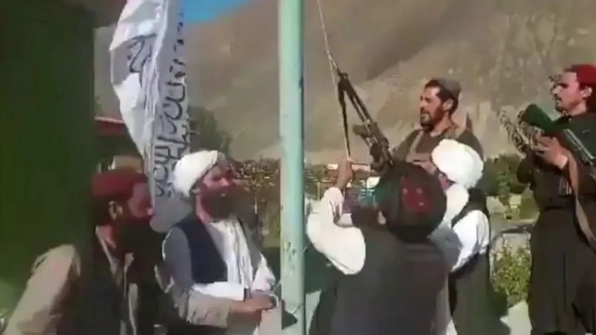 (تصویر) طالبان پرچمش را در پنجشیر برافراشت