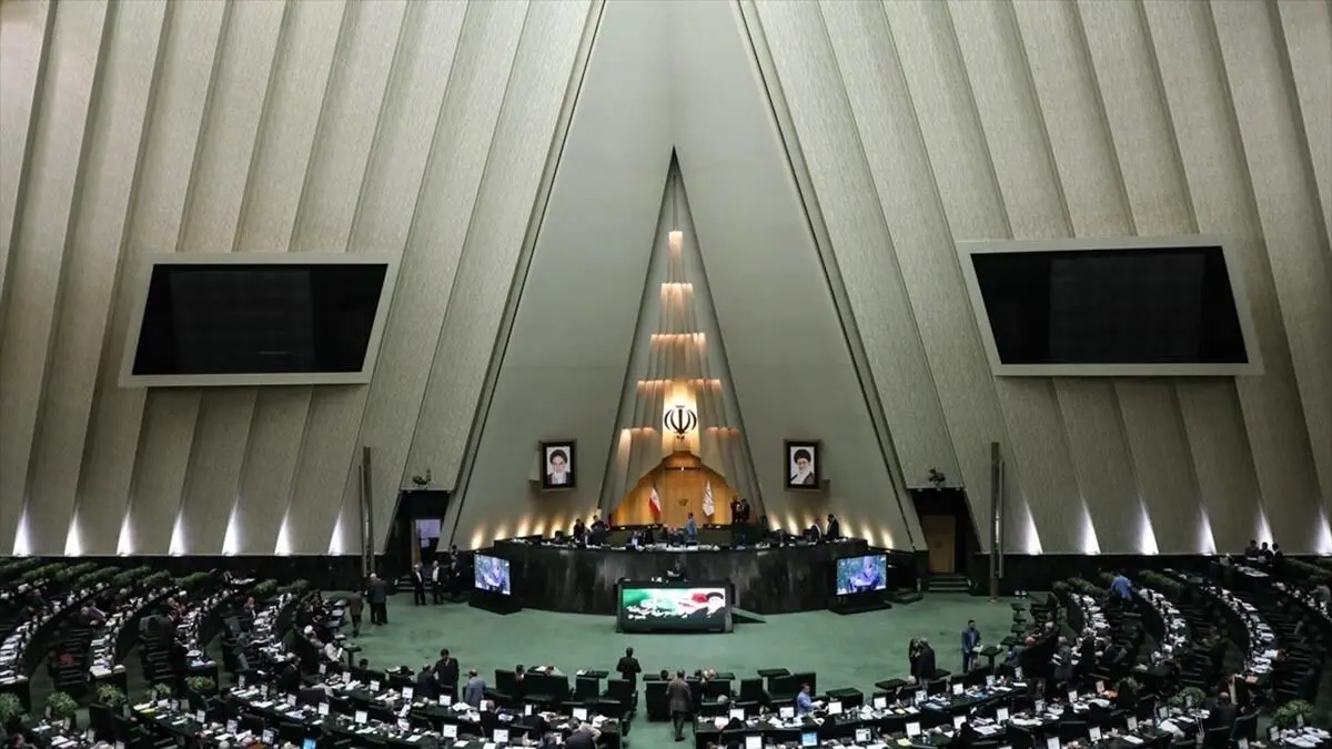 پارلمانی که تنها ۶ روز ۲۹۰ نفره بود