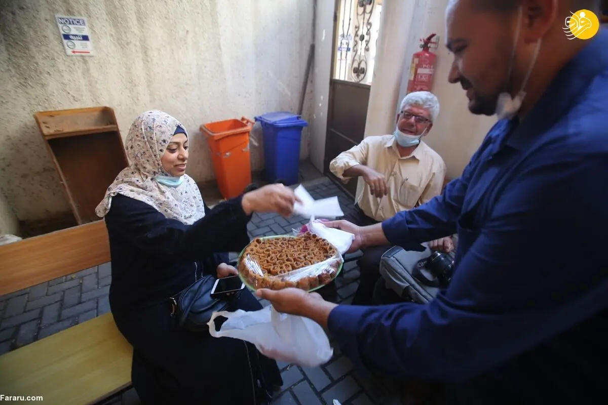 (تصاویر) پخش شیرینی به مناسبت فرار ۶ فلسطینی از زندان اسرائیل
