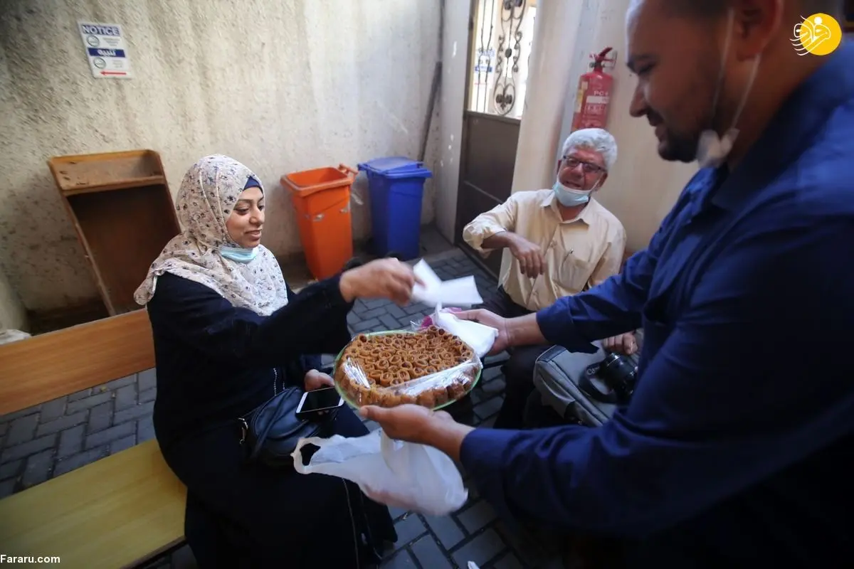 (تصاویر) پخش شیرینی به مناسبت فرار ۶ فلسطینی از زندان اسرائیل