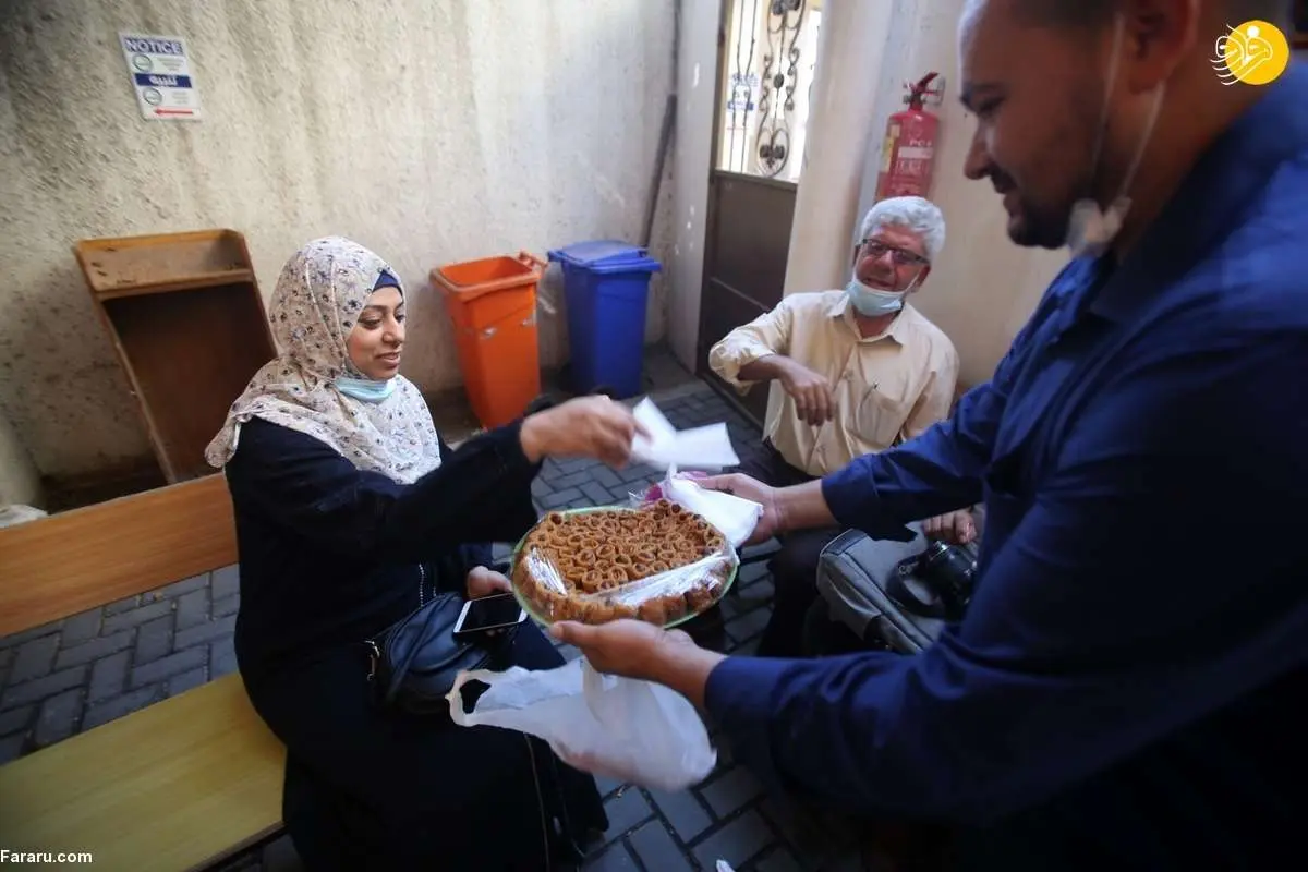 (تصاویر) پخش شیرینی به مناسبت فرار ۶ فلسطینی از زندان اسرائیل
