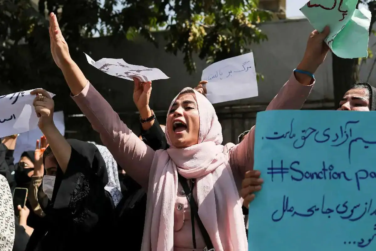 (تصاویر) ایستادگی زنان در برابر طالبان