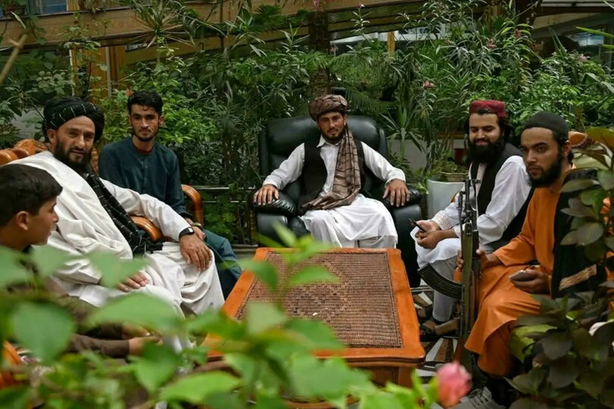 (ویدئو) مانور تبلیغاتی طالبان در خانه مجلل دوستم