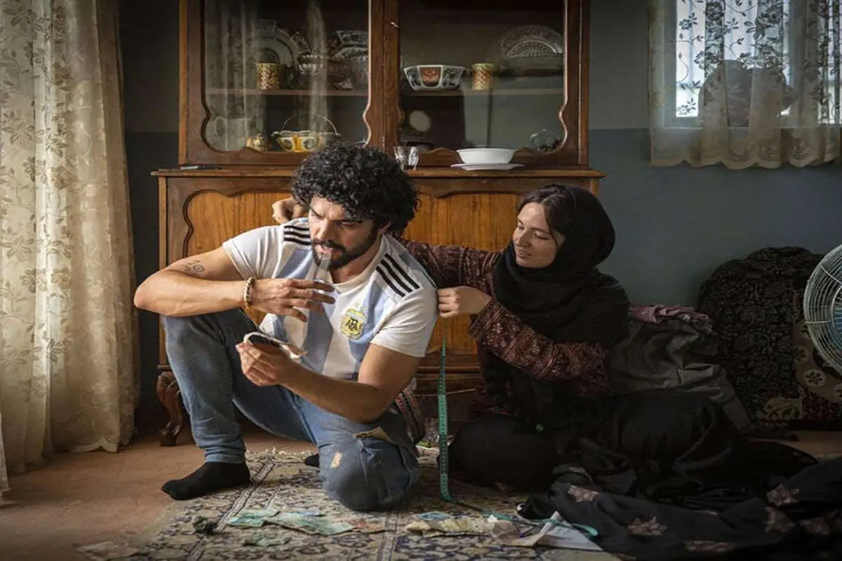 چهره دیدنی سینا مهراد کنار گلاره عباسی در «شادروان»