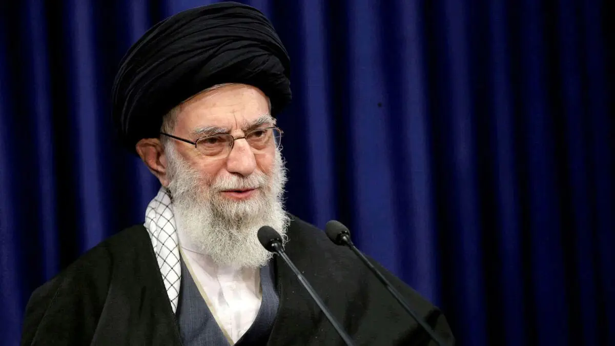 رهبر انقلاب بر پیکر علامه حسن‌زاده آملی نماز اقامه می‌کنند