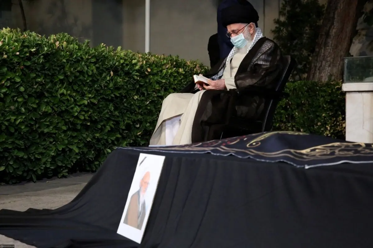 (تصاویر) حضور رهبر انقلاب در کنار پیکر مرحوم حسن‌زاده آملی