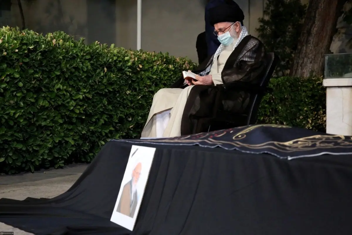 (تصاویر) حضور رهبر انقلاب در کنار پیکر مرحوم حسن‌زاده آملی