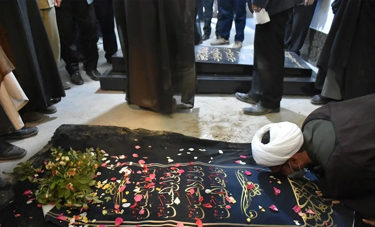 (تصاویر) پیکر علامه حسن‌زاده‌ آملی در منزلگاه ابدی