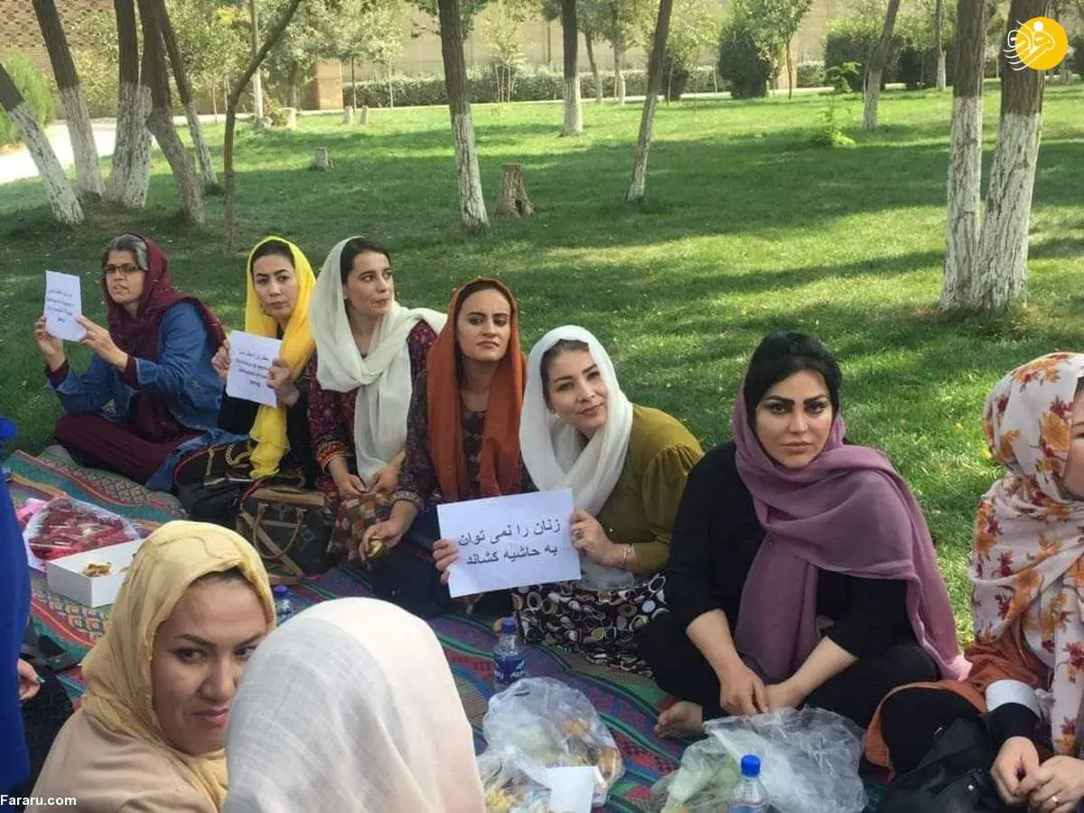 (عکس) اعتراض زنان افغان به بسته ماندن مدارس دخترانه
