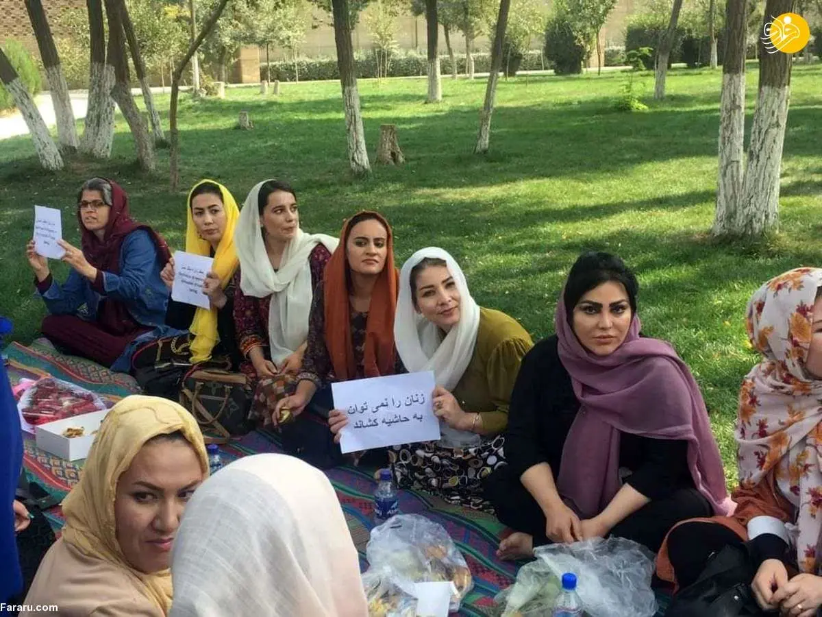 (عکس) اعتراض زنان افغان به بسته ماندن مدارس دخترانه