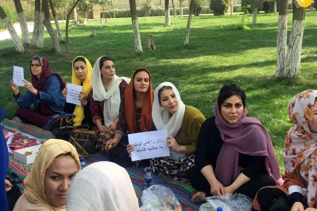 (عکس) اعتراض زنان افغان به بسته ماندن مدارس دخترانه