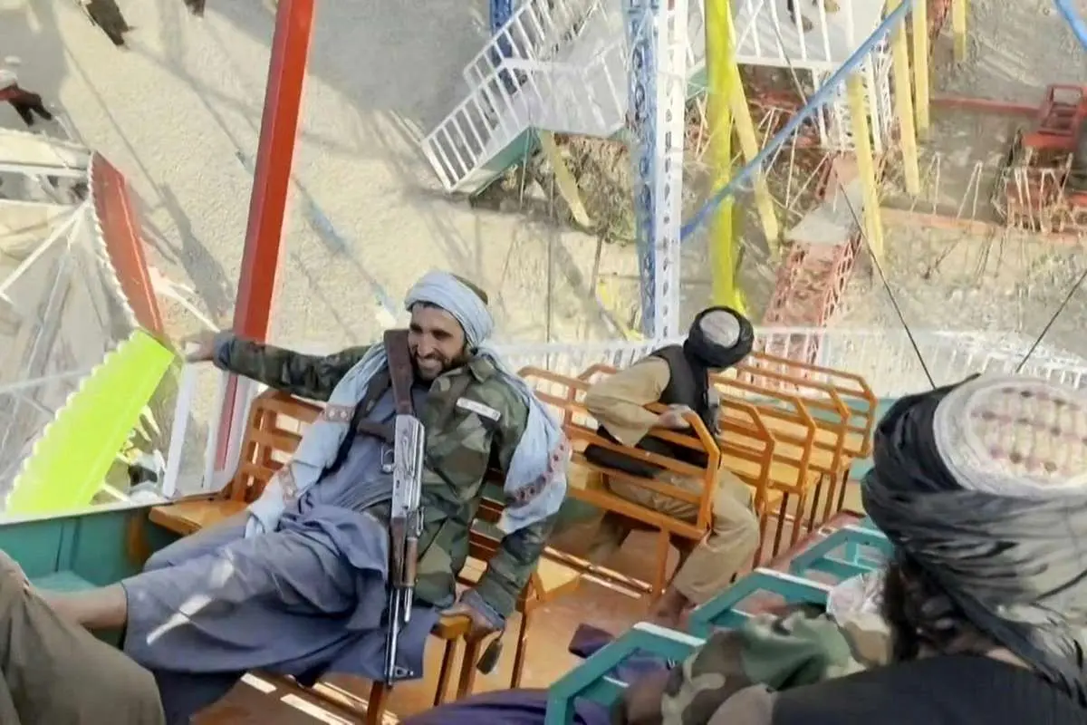 (ویدئو) لذت جنگجویان طالبان در کشتی دزدان دریایی!