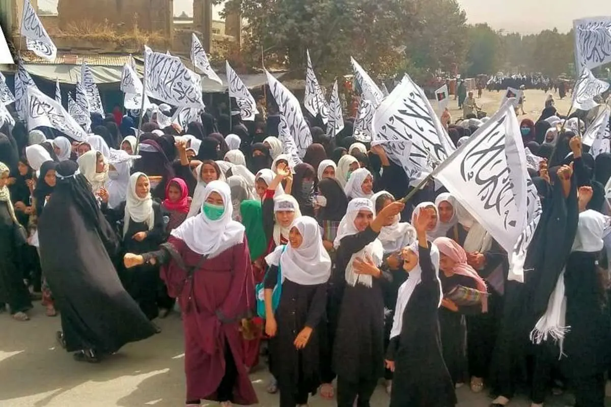 (ویدئو) تظاهرات دختران دانش آموز حامی طالبان