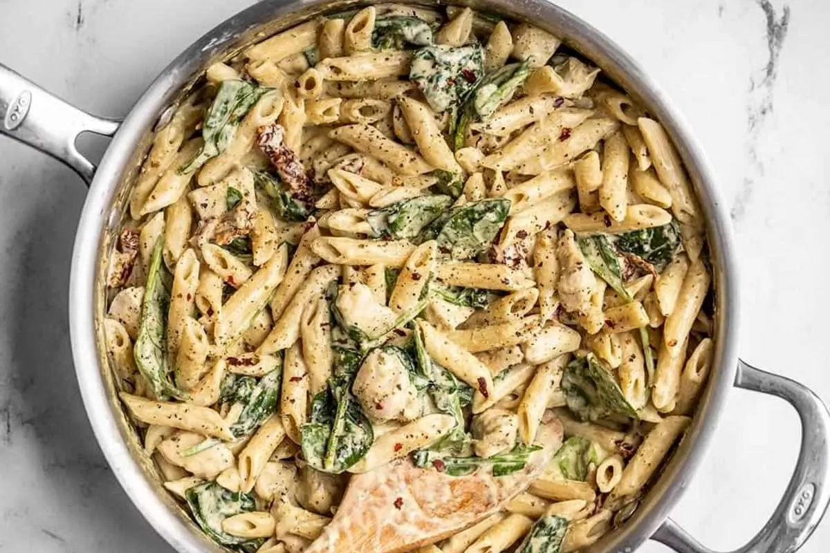 طرز تهیه پاستا آلفردو رستورانی با مرغ و قارچ