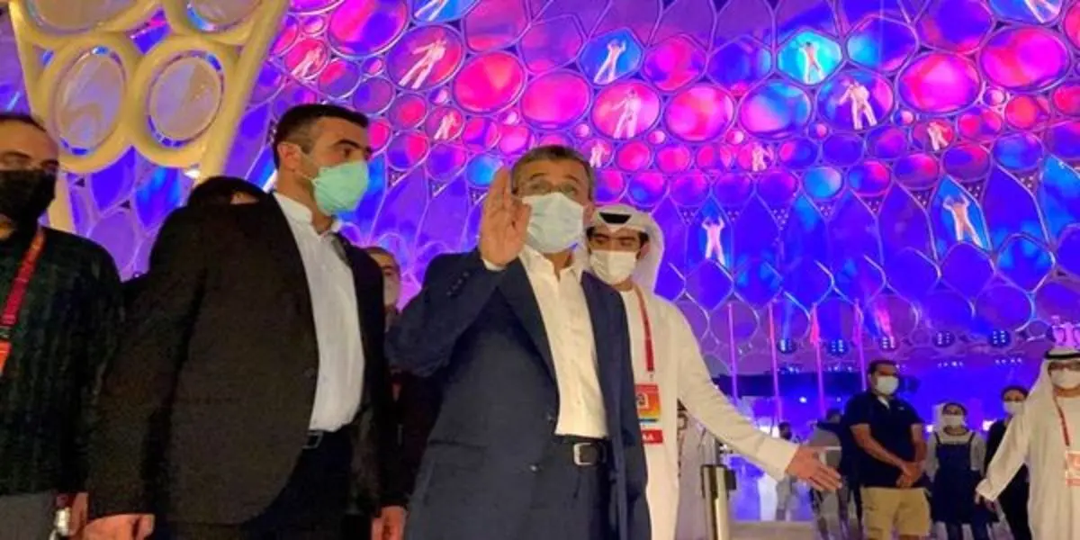 عکسی متفاوت از احمدی نژاد پای دار قالی