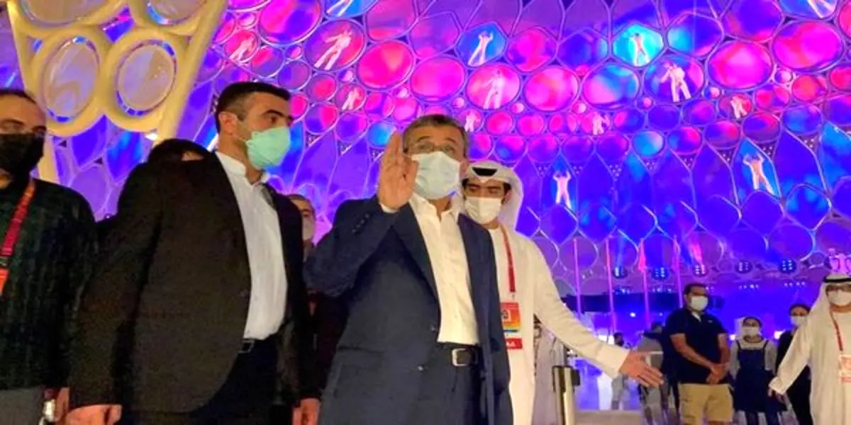 عکسی متفاوت از احمدی نژاد پای دار قالی