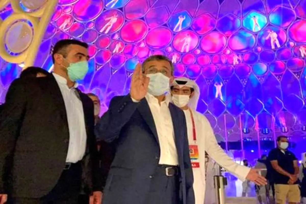 عکسی متفاوت از احمدی نژاد پای دار قالی
