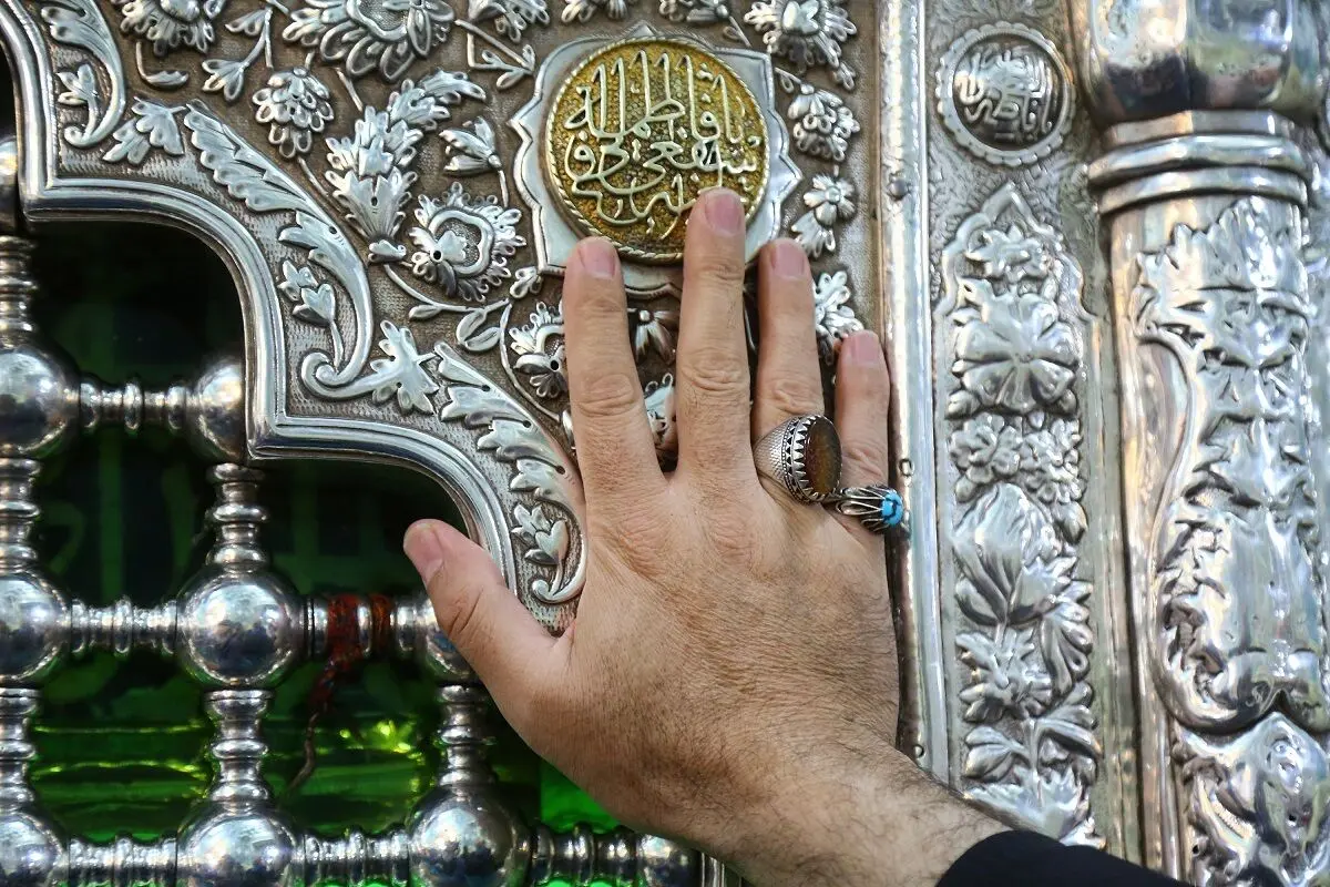 (تصاویر) دست زائران به ضریح حضرت معصومه(س) رسید