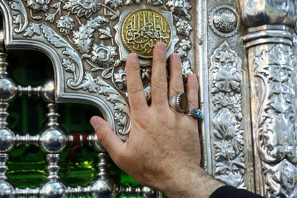 (تصاویر) دست زائران به ضریح حضرت معصومه(س) رسید