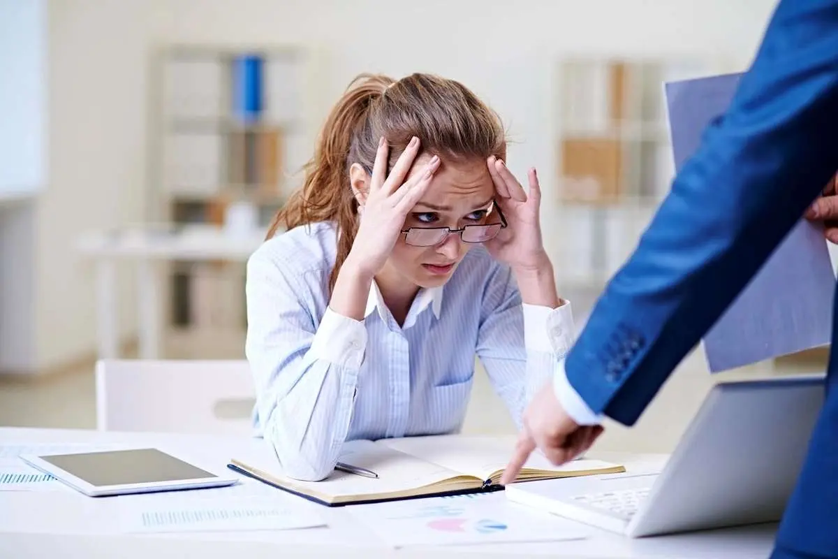 با همکاری که مدام ناله میکند چه کنیم؟