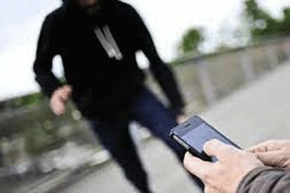 (ویدئو) سرقت موبایل خبرنگار حین پخش زنده!