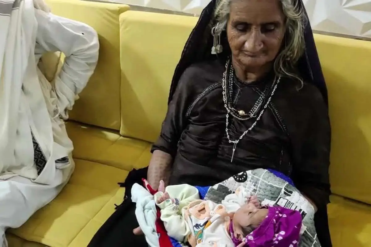 (تصاویر) یک زن ۷۰ ساله هندی صاحب فرزند شد